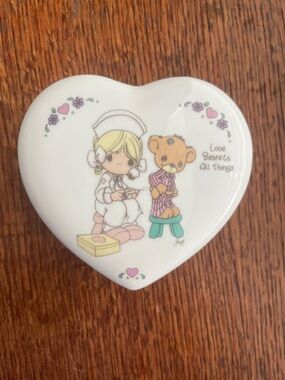 Precious Moment "Love Beareth All Things"2pc Heart Ceramic Trinket
Dish Set